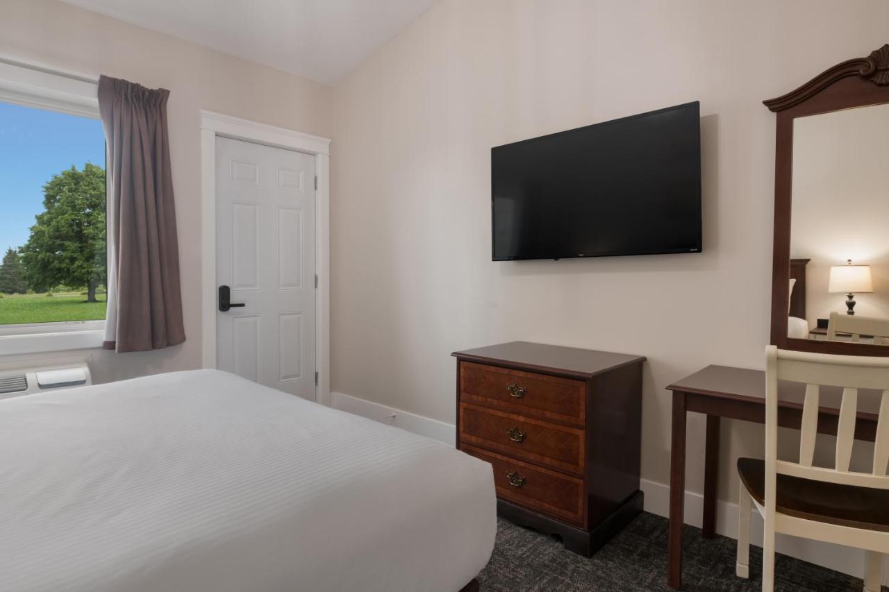 https://canadas-best-value-inn-suites-charlottetown.hotelmix.co.uk/data/Photos/OriginalPhoto/12685/1268504/1268504725/Canadas-Best-Value-Inn-Suites-Charlottetown-Exterior.JPEG